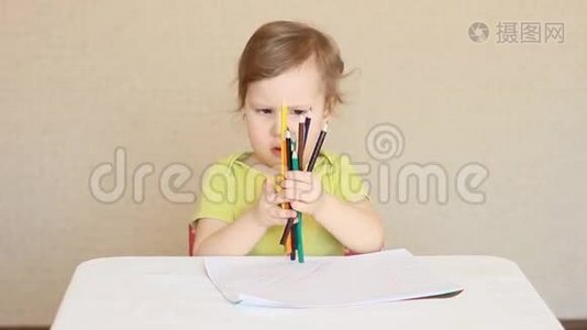 小女孩用彩色铅笔画画视频
