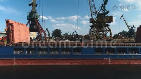 港口、货运列车、船舶和港口废金属装卸船的鸟瞰图视频