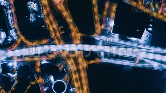夜间里加无人驾驶飞机时间推移城市桥高架桥道路交通机器Drone快速时间汽车在运动视频
