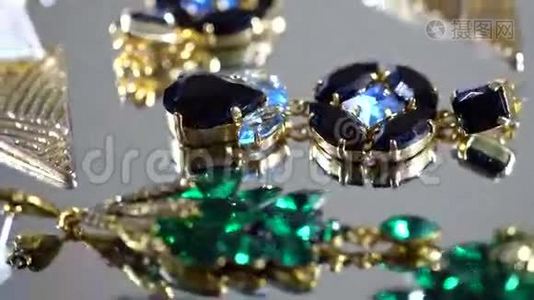珠宝店橱窗镜面上转动的耳环视频