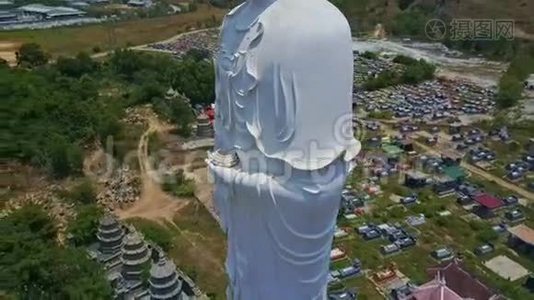 天桥展示白色佛像对抗城市和景观视频