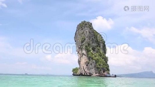 带游客的船经过海洋里的岩石岛视频
