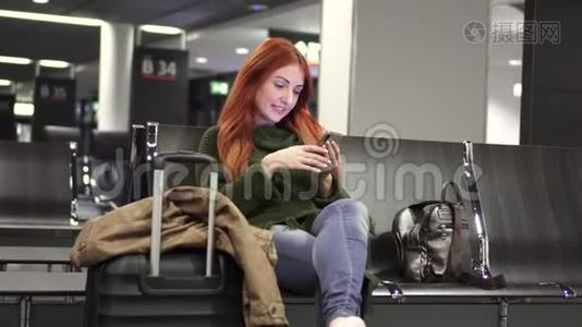 年轻女性在机场候机楼使用电话视频