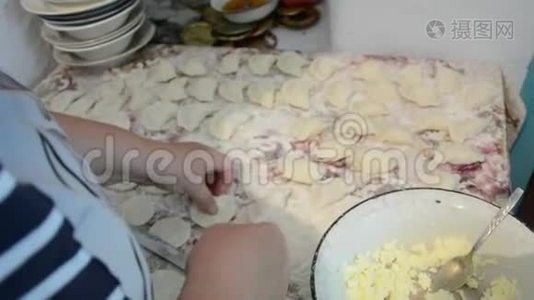 一个女人用干酪包饺子.视频