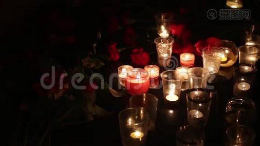 对死者的纪念。 许多花和蜡烛。 恐怖行为，无辜百姓被杀.. 悲伤和同情视频