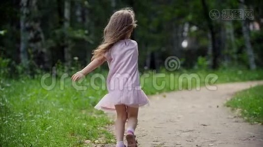 儿童在公园里旋转和跳舞，慢动作视频