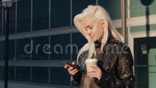 一位年轻时尚的女士在城市街道上的日落咖啡电话视频