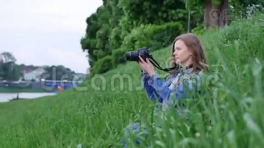 风雨交加，美女游客在河边用专业相机拍摄视频视频