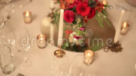 婚宴上的桌子。 结婚装饰品。 婚礼在t视频
