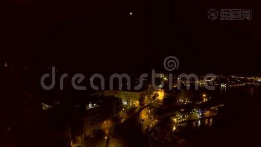 从鸟瞰`夜城。 空中飞行。 马耳他视频