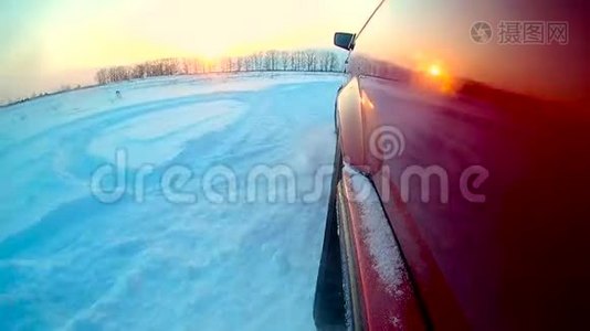 照相机在汽车的左翼上，它在冬天飘雪视频