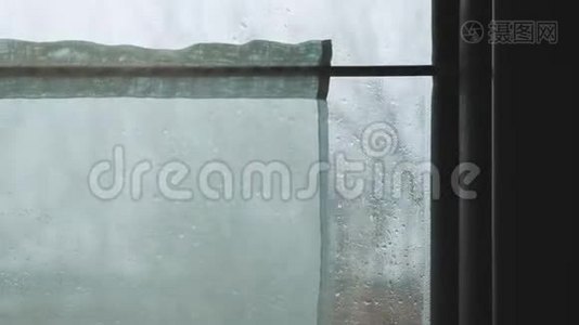 概念教练火车旅程旅行。 火车底景雨滴在火车车窗上秋天的忧伤视频