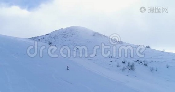 侧航越冬雪山滑雪田径场，登山滑雪者走上登山。 白雪覆盖视频