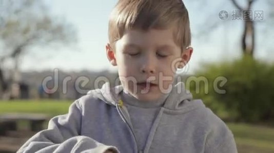 在户外公园吃糖果的男孩视频