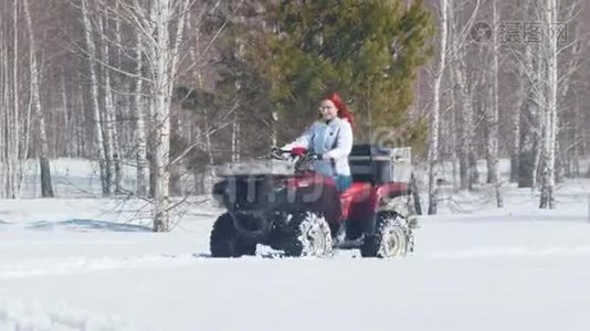 冬天的森林。 一个有姜发的女人骑着雪车视频