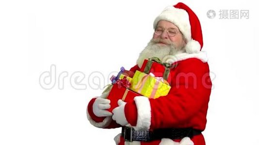 圣诞老人拿着礼物与世隔绝。视频