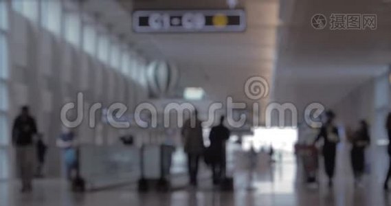 机场大厅内的人和旅行者视频