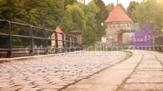 一个人独自沿着古老的历史大坝散步视频