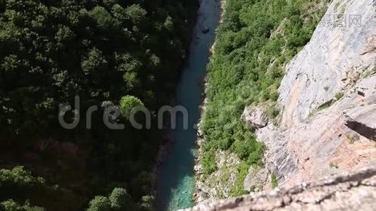 扎普线冒险在塔拉峡谷高以上塔拉河黑山。 向上倾斜。视频