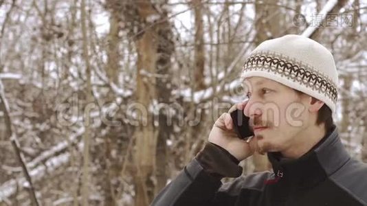 冬天在户外打电话的成年严肃男子视频