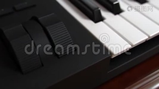 钢琴。视频