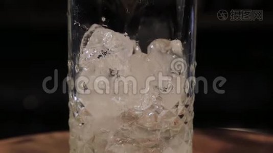 在酒吧喝一杯加冰的鸡尾酒。视频
