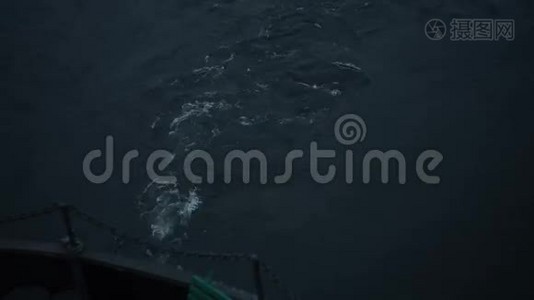 船在水上的痕迹，从船尾看视频