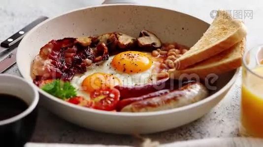 平底锅提供丰盛的英式早餐视频