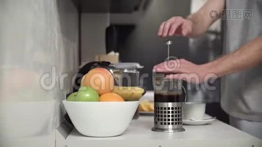 将咖啡倒入现代厨房视频