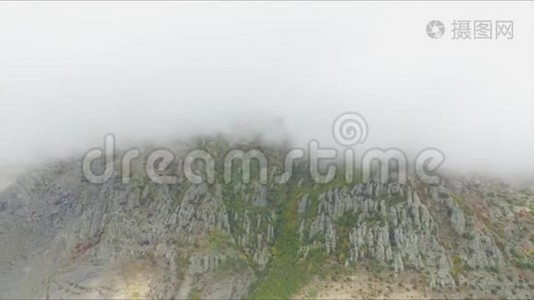 在阴云密布的天空下，深邃的绿色山谷被五颜六色的宽视。 中枪。 云下的山顶景观视频