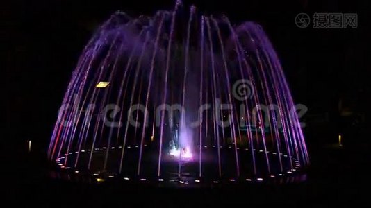 城市公园的彩色喷泉视频