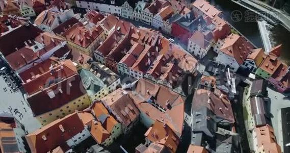 Cesky Krumlov-城市屋顶的空中景观视频