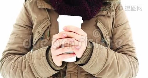 穿着皮夹克在雪地里喝咖啡的微笑女人视频