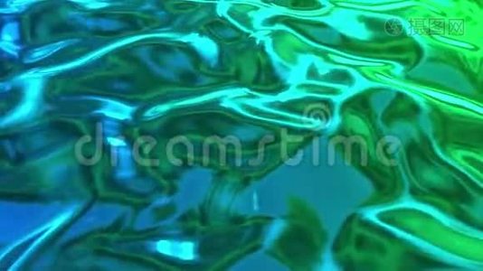 动画蓝色绿色金属梯度在4k。 3D波浪布表面的渲染，形成波纹，如液态金属视频