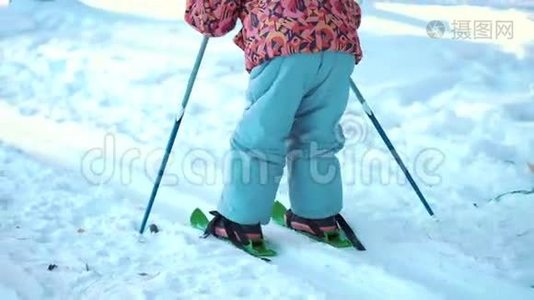 小女孩正在学习越野滑雪视频