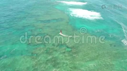 专业的风力机在平静的波浪中滑行，蓝色的蓝色海水，夏威夷海景，在4k空中无人机射击视频