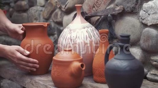年轻人用陶器制作水壶视频