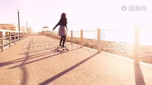 骑滑板的女孩视频