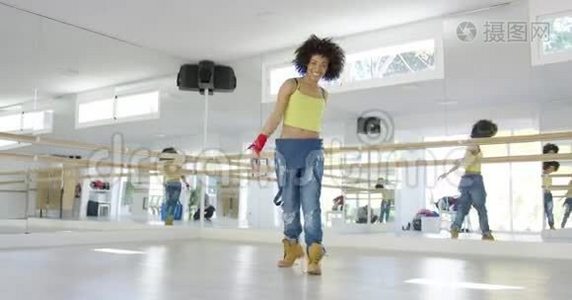 可爱的非裔美国女孩在工作室跳舞视频
