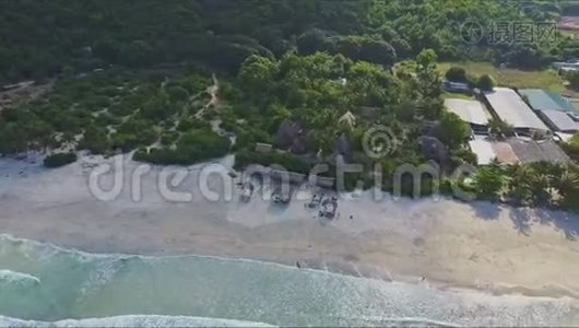 带热带丛林的无人机飞越海洋海岸线视频