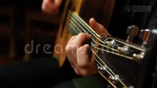 女孩在家弹声吉他。视频