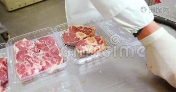 肉贩中间一段用容器包装红肉视频