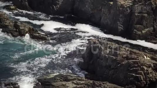 黑海风暴。 大浪在石岸破，白沫在水上.. 保加利亚视频