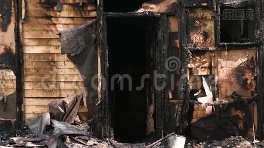烧毁了私人木屋。视频