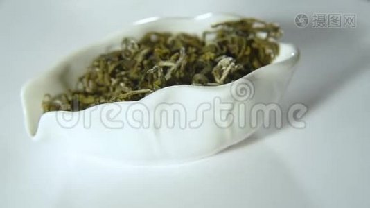 在白碗中旋转绿叶茶视频