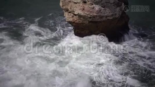 海上风暴。 大浪在石岸破，白沫在水上..视频