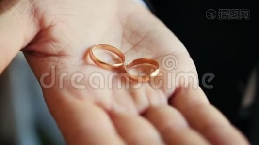 婚礼-新郎手捧金色结婚戒指视频