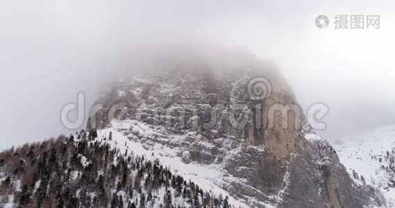 背向空中，有雪山和森林在塞拉关。 多云坏阴多雾天气.. 冬季白云视频