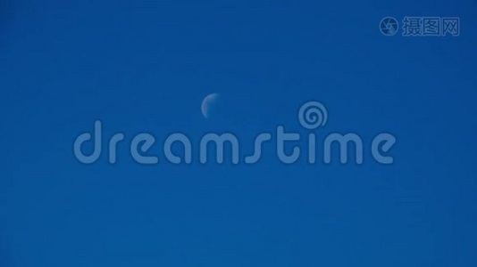 白天月亮在天空中移动的时间视频