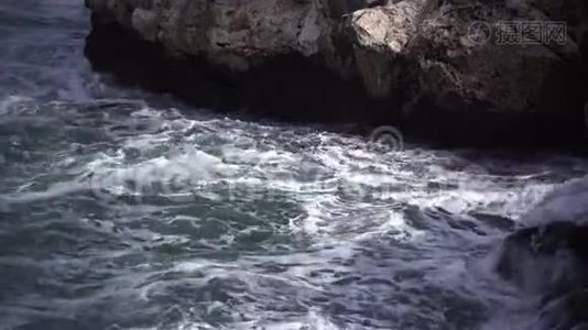 海上风暴。 大浪在石岸破，白沫在水上..视频